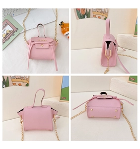 Mini borsa rosa in pelle martellata con catena dorata e viste dettagliate da quattro lati
