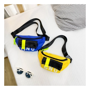 Détail de sacs bandoulière tendance pour enfants en nylon bleu et jaune avec sangles
