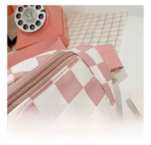 Détail de la fermeture éclair sur le sac de poitrine à damier rose pour enfants