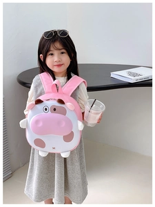 Sac à dos vache rose avec oreilles 3D pour petite fille porté par un mannequin enfant
