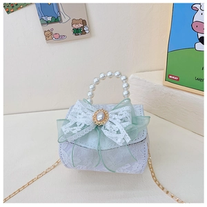 Détail du sac à main pour enfants en dentelle bleu clair avec poignée en perles