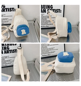 Vues détaillées sur quatre côtés d'un sac de poitrine enfant crème et bleu brodé R
