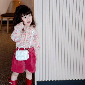 Kinder-Umhängetasche mit Hasenmuster, kombiniert mit floralem Hemd und rosa Shorts