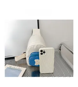 Sac de poitrine enfant comparé à une coque de téléphone blanche pour la taille