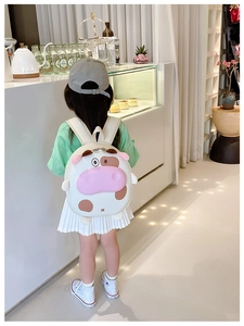 Détail des sangles blanches réglables et de la coque rigide du sac à dos vache pour fille
