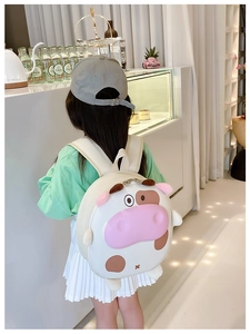 Gros plan d'un mignon sac à dos vache pour petite fille dans un décor de café