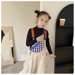 Modèle portant un sac de poitrine en toile à carreaux bleu et blanc avec sangle réglable