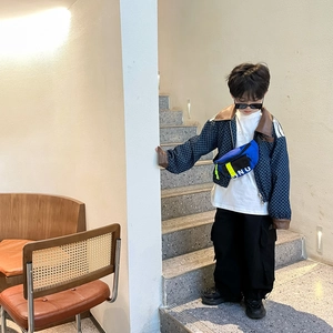 Sac de poitrine moderne pour garçons avec blocs de couleurs et imprimé de lettres