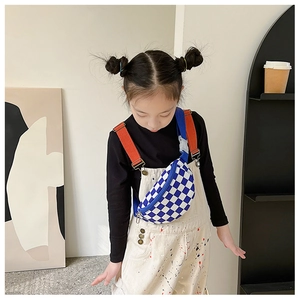 Sacoche enfant à damier bleu et blanc avec bandoulière réglable orange et bleue