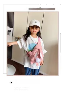 Rosafarbene Kaninchen-Brusttasche für Mädchen, präsentiert von einem Kindermodel im Alltag
