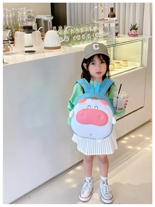 Enfant portant un sac à dos cochon 3D mignon avec de larges bretelles bleues