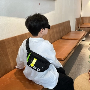 Sac de poitrine enfant noir en nylon avec détails néon et imprimé KNU dans un café