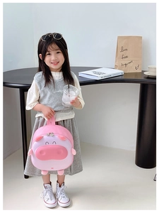 Détail du sac à dos cochon rose avec oreilles 3D et fermetures à glissière en métal doubles