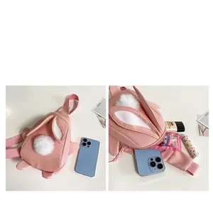Details zur rosa Hasen-Umhängetasche mit Blick auf das große Innenfach für Zubehör