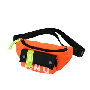 Sac bandoulière étanche orange pour enfants avec bandes réfléchissantes et sangle