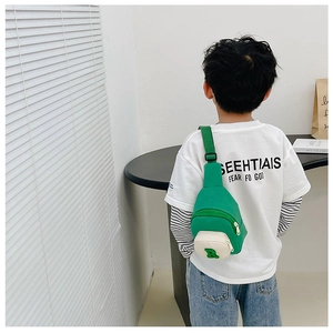 Détail du sac de poitrine en nylon vert pour enfants avec bandoulière réglable et lettre R