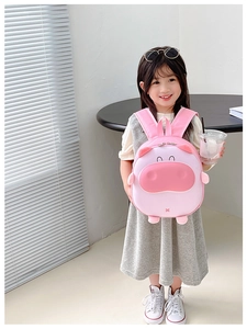 Sac à dos cochon rose pour filles avec oreilles 3D porté par un enfant mannequin