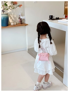 Mini borsa a tracolla rosa per bambina con catena dorata e finitura in ecopelle