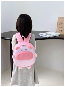 Sac à dos cochon rose pour enfant montrant les bretelles sur le dos d'un mannequin