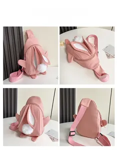 Vier Detailansichten der rosa Nylon-Kaninchen-Brusttasche mit süßen Ohren und Schwanz
