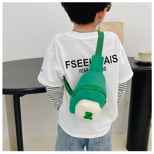 Détail du sac bandoulière vert et blanc pour enfant avec broderie lettre R en peluche