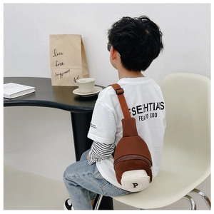 Détail du sac bandoulière pour enfant avec écusson lettre P et sangle réglable