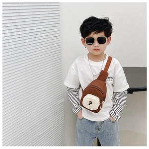 Détail du sac de poitrine marron pour enfants avec broderie lettre P sur la poche