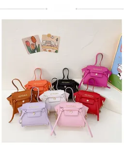 Dettaglio di mini borse in pelle PU in otto colori vivaci con accessori in metallo dorato