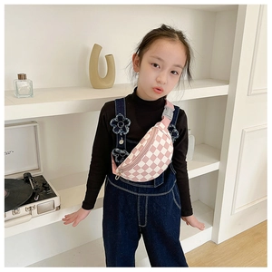 Vue détaillée du sac de poitrine enfant à damier rose avec sangle réglable et boucle