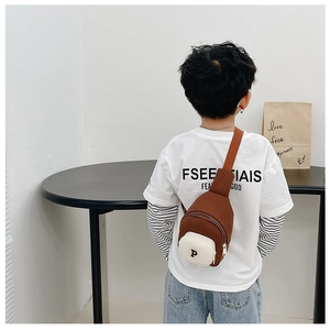 Détails de la sangle réglable et texture nylon du sac banane enfant marron et blanc