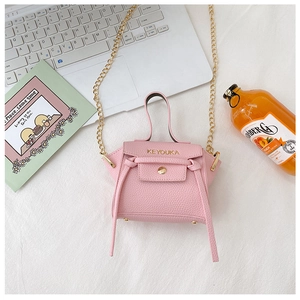 Dettaglio della mini borsa rosa in pelle martellata con tracolla a catena dorata
