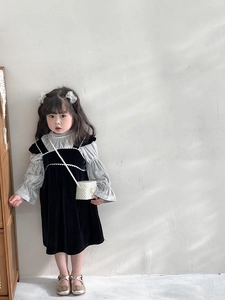 Detail of girls' elegant velvet dress set featuring a white pearl bead crossbody bag