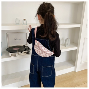 Sac de poitrine pour enfant avec motif à damier et bandoulière rose ajustable