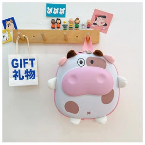 Sac à dos vache rose et blanc avec oreilles 3D accroché à un support mural en bois