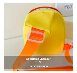 Detail des verstellbaren orangefarbenen Schultergurts an der gelben Umhängetasche