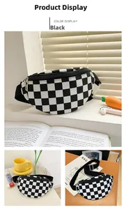 Détail du sac de poitrine enfant en toile avec motif damier noir et blanc et sangle