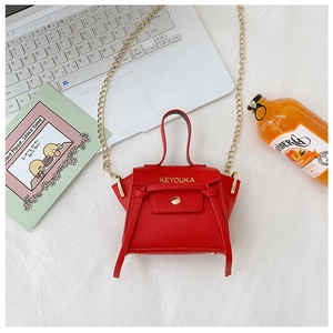 Mini borsa rossa da bambina con tracolla a catena dorata e pelle a grana fine