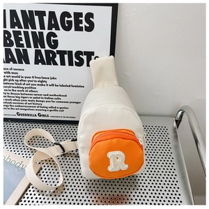 Vue détaillée du mini sac de poitrine enfant bicolore blanc et orange avec patch R