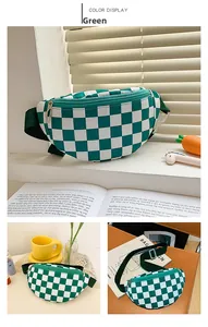 Détail du sac de poitrine pour enfants à damier vert et blanc avec sangle réglable