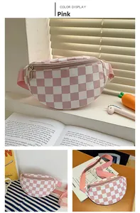 Détail de la sacoche poitrine en toile à damier rose et blanc avec sangle réglable