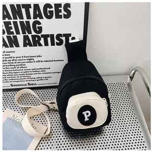 Détail du sac de poitrine tendance en toile noire pour enfant avec écusson lettre P