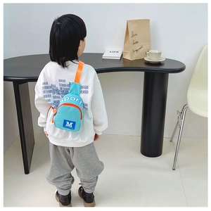 Rückansicht eines Kindes mit blauer Sport-Brusttasche und orangefarbenen Trägern