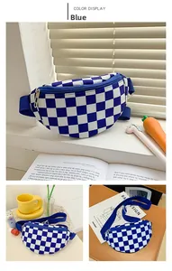 Sac bandoulière enfant à damier bleu et blanc avec fermeture éclair et sangle