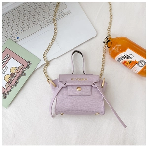 Dettaglio mini borsa lavanda con trama litchi, catena dorata e chiusura magnetica