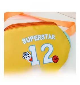 Détail du sac de poitrine jaune enfant avec texte Superstar, ours et sangle orange