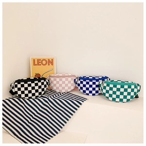 Détail de quatre sacs de poitrine en toile à damier avec des bandoulières réglables