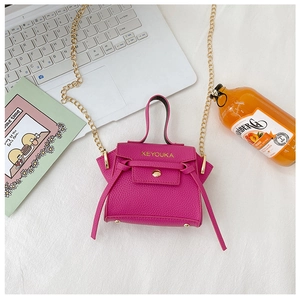 Dettaglio mini borsa in pelle rosa fucsia con trama litchi e tracolla a catena dorata