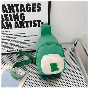 Détail du mini sac de poitrine en nylon vert et blanc pour enfants avec patch lettre R