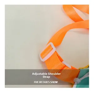 Détail de la bandoulière réglable en nylon orange vif avec boucle en plastique blanc