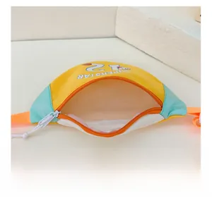 Vue détaillée du compartiment intérieur spacieux de cette sacoche banane colorée pour enfant